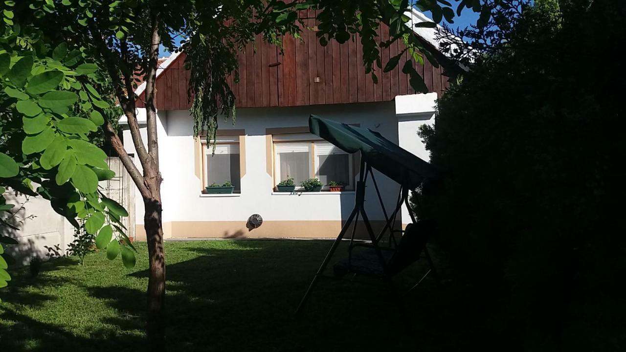 Julia Vendeghaz Sarrod Hotel Exterior foto