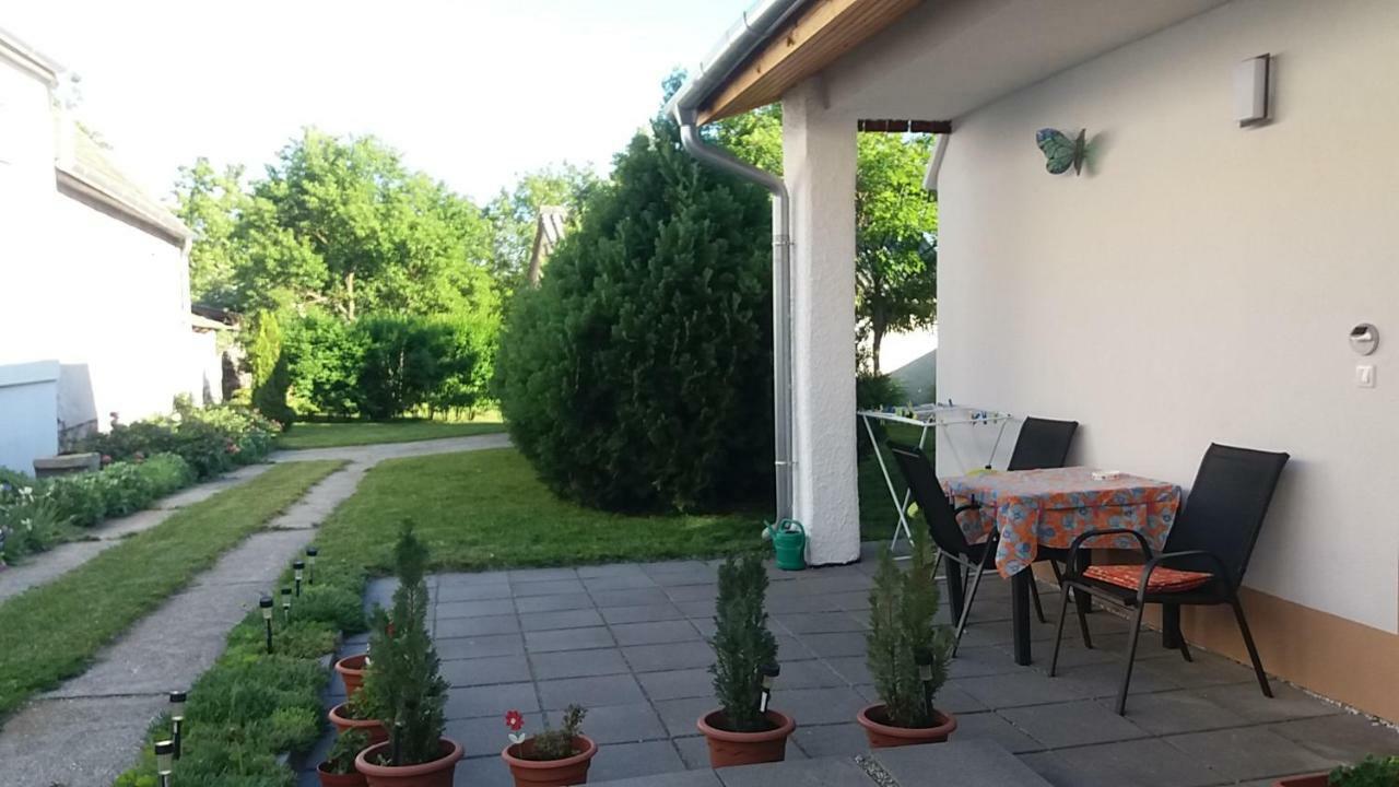 Julia Vendeghaz Sarrod Hotel Exterior foto